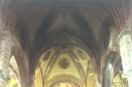 interno con volta affrescata