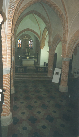 la chiesa dopo il restauro e le vecchie vetrate di fondo